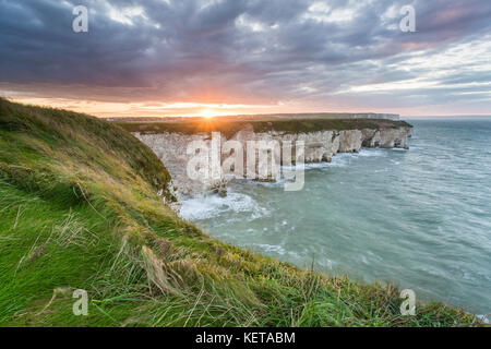 Das erste Licht der Morgendämmerung bei Flamborough Head Beach Stockfoto