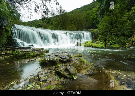 Monsal Wehr auf den Fluss Wye Stockfoto