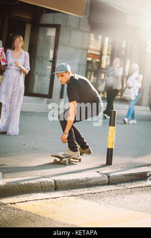 Pro Skate rider ride Skateboard vor dem Auto auf die Stadt Straße Straße durch Staus Stockfoto