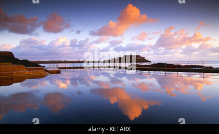 Kanal Inseln. Guernsey. Saint Peter Port. Blick auf Castle Cornet von Gezeiten Badebecken bei Sonnenaufgang. Stockfoto