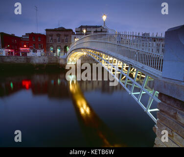 Irland. Dublin. Liffey Bridge in der Abenddämmerung. Stockfoto