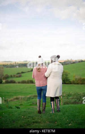 Zwei junge Mädchen/Schwestern Spaziergang durch Felder im Herbst Stockfoto