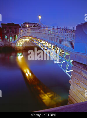 Irland. Dublin. Liffey Bridge in der Abenddämmerung. Stockfoto