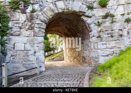 Die gepflasterten Weg unter der eisernen Brücke in Shropshire. das Bild auf dem 30. Juli 2013 entnommen wurde Stockfoto