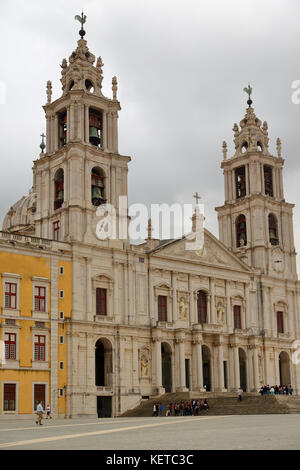 Portugal, Blick auf den Nationalpalast und das Kloster in Mafra Stockfoto