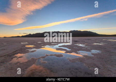 Rosa Wolken bei Sonnenuntergang spiegeln sich auf der Salzkruste des Salar de Uyuni South Lipez Bolivia South America Stockfoto