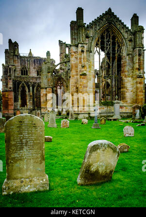 Herbstfärbung in Melrose Abbey, Scottish Borders Stockfoto