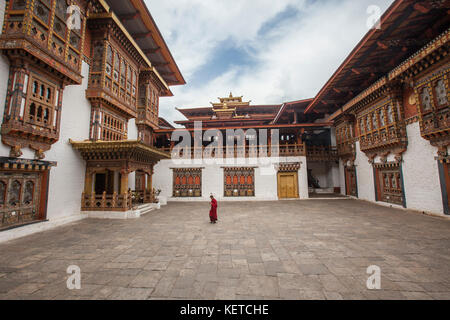 Ein buddhistischer Mönch in rot gekleidet Spaziergänge in das Heilige Kloster thimphu wangdue Bhutan Asien Stockfoto