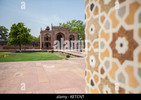Die alte jama Moschee von Gärten und Marmor Fatehpur Sikri Agra Delhi Uttar Pradesh Indien Asien gerahmt Stockfoto