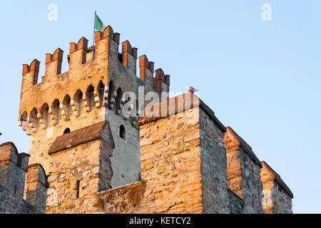 Die scaliger Burg in Sirmione, Italien bei Sonnenuntergang Stockfoto