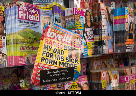 Klatsch und Promi-magazine auf Anzeige auf einen Zeitungsladen Supermarktregal. Stockfoto