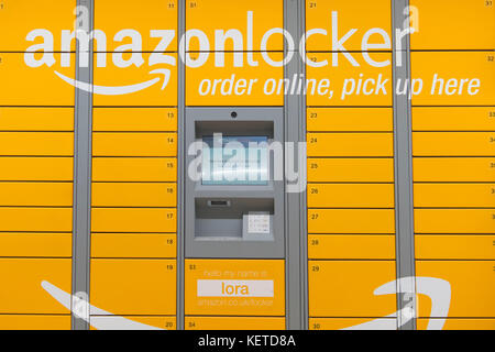 Ein Amazon Spind in einem Supermarkt kiosk Convenience Store. Stockfoto