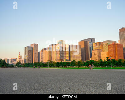 TOKIO, JAPAN 28. - 2017. JUNI: Wunderschöne große Gebäude im Horizont im Hibiya Park in Tokio, Japan Stockfoto