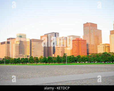 TOKIO, JAPAN 28. - 2017. JUNI: Wunderschöne große Gebäude im Horizont im Hibiya Park in Tokio, Japan Stockfoto