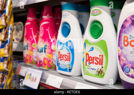 Persil Waschmittel für den Verkauf auf der einen Supermarkt Supermarkt Regal. Stockfoto
