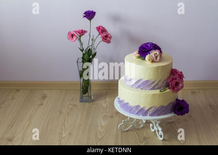 Wunderschöne Hochzeitstorte, Nahaufnahme der Kuchen mit Blumen Stockfoto