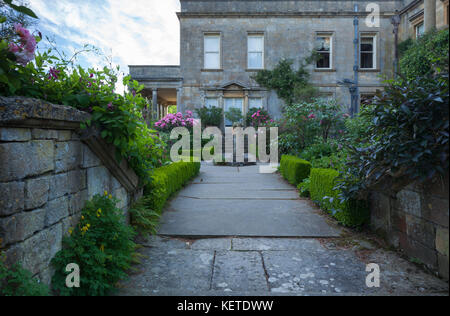 The Four Squares Garden and Terrace im Juni, Kiftsgate Court, Chipping Campden, Cotswolds, Gloucestershire. Stockfoto