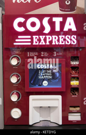 Ein Costa Coffee express Maschine in einem Supermarkt Lebensmittelgeschäft. Stockfoto