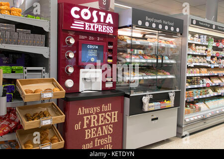 Ein Costa Coffee express Maschine in einem Supermarkt Lebensmittelgeschäft. Stockfoto
