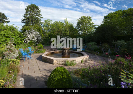 Die Weiße versenkt Garten und Zierpflanzen Brunnen bei Kiftsgate Court in der Nähe von Chipping Campden, Cotswolds, Gloucestershire. Stockfoto