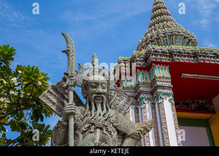 Chinesischen guardian Abbildung zu einem Tor des Wat Pho, Bangkok, Thailand Stockfoto