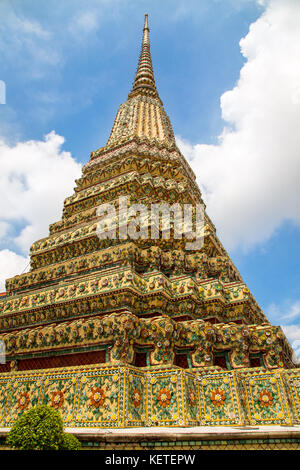 Einer der vier großen Stupas in Wat Pho, Bangkok, Thailand Stockfoto