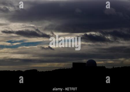 Kernkraftwerk Sizewell b Silhouette gegen einen dramatischen Wolkenhimmel. in Sizewell in der Nähe von Baja California Sur, Suffolk. Stockfoto