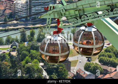 Die Blasen-Gondel kugelförmigen Seilbahn Fahrgäste von der Mitte der Stadt von fort de Bastille, Grenoble, Frankreich Stockfoto