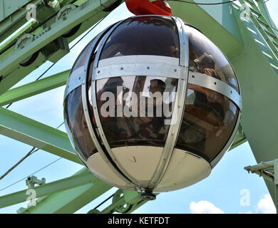 Die Blasen-Gondel kugelförmigen Seilbahn Fahrgäste von der Mitte der Stadt von fort de Bastille, Grenoble, Frankreich Stockfoto
