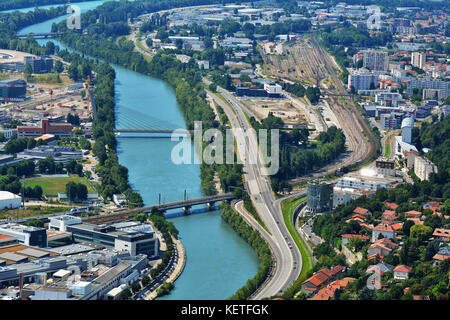 Tolle Aussicht mit Brücke über die isere River. Blick von oben, vom Fort Bastille in Grenoble, Frankreich Stockfoto