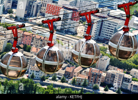 Die Blasen-Gondel kugelförmigen Seilbahn Fahrgäste von der Mitte der Stadt von fort de Bastille, Grenoble, Frankreich Stockfoto