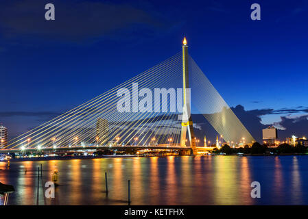 Große Hängebrücke im Sonnenuntergang Zeit/Rama 8 Brücke im Sonnenuntergang Stockfoto