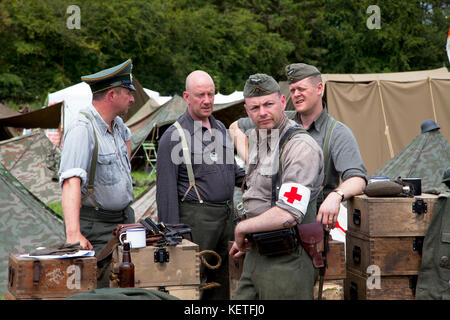 Männer, die während eines Geschichtsfestes als amerikanische Soldaten gekleidet waren. Stockfoto