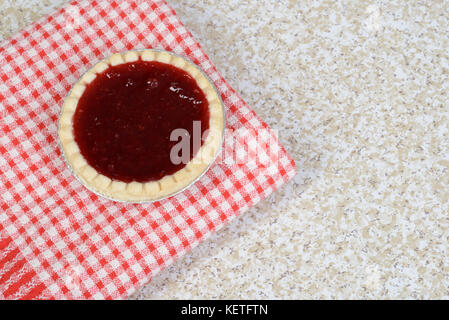 Erdbeerkuchen auf rot kariert Serviette Stockfoto
