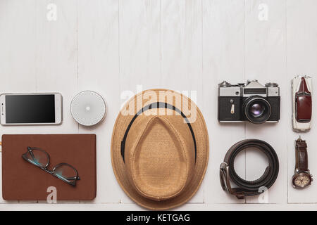 Zubehör traveler Set der Rentner auf eine weiße Holztisch. Stockfoto