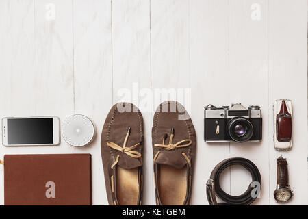 Set der Männer blogger Zubehör für den Reisenden auf einem weißen Holz- Hintergrund. Stockfoto