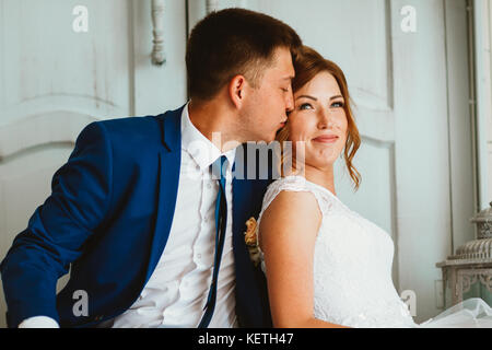 Paar Bräutigam und Braut vor dem Hintergrund studio Stockfoto