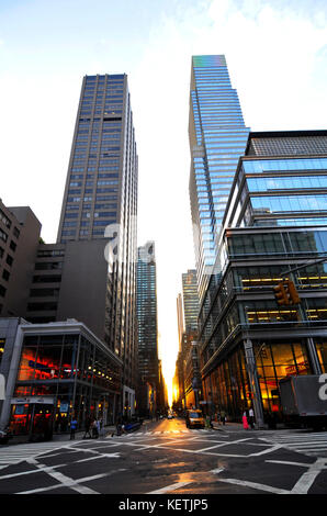 Fußgänger auf der 3rd Avenue E 59th Street in Manhattan. Stockfoto