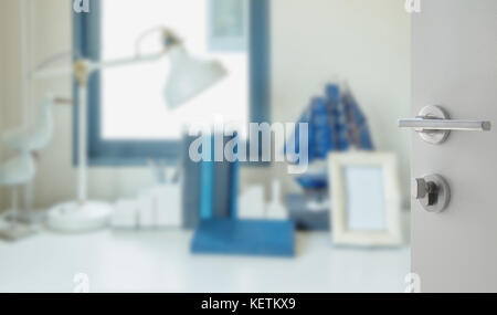 Weiße Tür Bild Der Arbeitstisch mit Lampe, Bleistift zu verwischen, buchen Sie in einem Heim Stockfoto