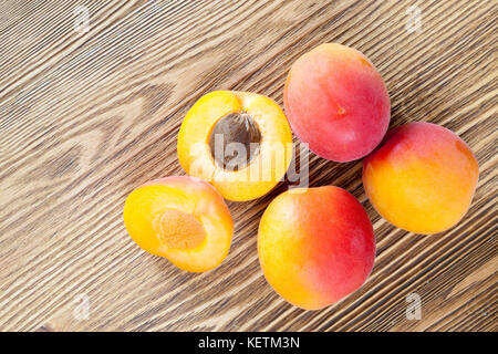 Vier reifen Aprikosen Stockfoto