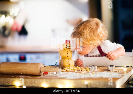 Toddler Boy, Gingerbread cookies zu Hause. Stockfoto