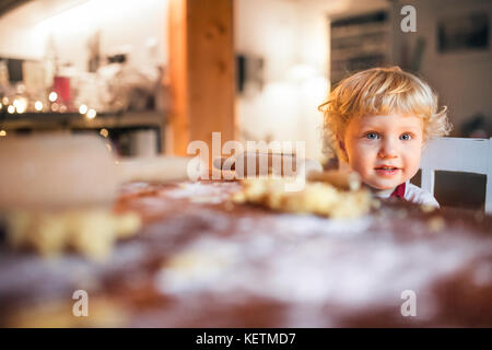 Toddler Boy, Gingerbread cookies zu Hause. Stockfoto