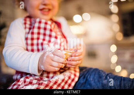 Toddler Boy, Gingerbread cookies zu Hause. Stockfoto