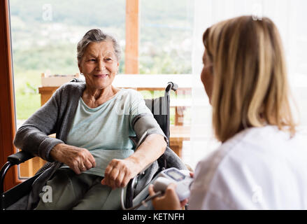 Gesundheit Besucher und eine ältere Frau im Hause besuchen. Stockfoto