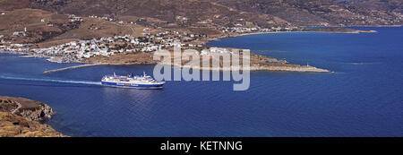 Gavrio Hafen und Resort in Insel Andros, Griechenland Stockfoto