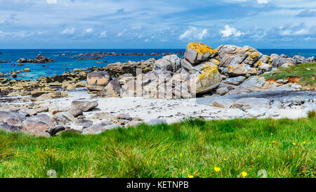 Der rosa Granitfelsen mit seltsamen Formen, Küste der Bretagne. Die Masse des riesigen rosa Felsen, der rosa Granit, Rock mit seltsamen Formen. Bretagne) Stockfoto