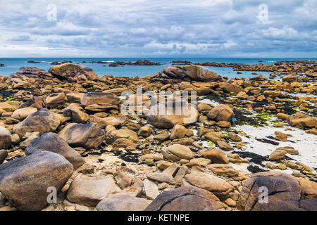 Der rosa Granitfelsen mit seltsamen Formen, Küste der Bretagne. Die Masse des riesigen rosa Felsen, der rosa Granit, Rock mit seltsamen Formen. Bretagne) Stockfoto