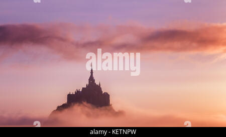 Schöne Panoramasicht auf berühmten Le Mont Saint-Michel tidal Island bei Sonnenaufgang. Normandie, Nordfrankreich Stockfoto