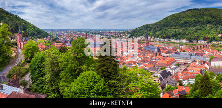 Heidelberg mit der berühmten alten Brücke und das Schloss von Heidelberg, Heidelberg, Deutschland Stockfoto