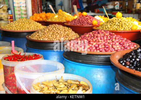 Piickled Oliven und Paprika auf einem traditionellen marokkanischen Markt (Souk), Rabat, Marokko Stockfoto